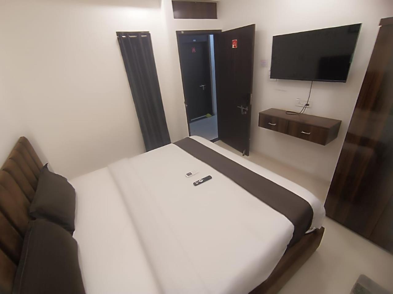 Hotel Kiwi Inn Vijaynagar Scheme 78 Indore Bagian luar foto