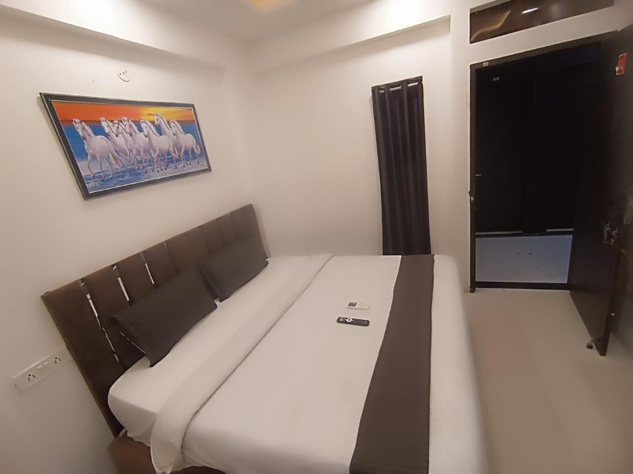 Hotel Kiwi Inn Vijaynagar Scheme 78 Indore Bagian luar foto