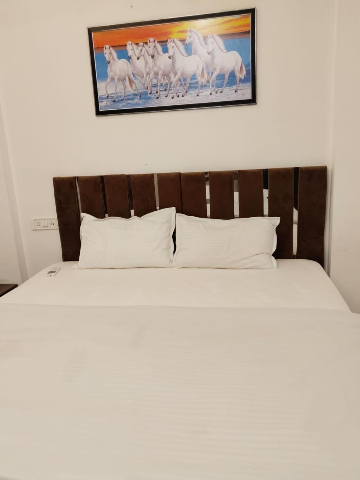 Hotel Kiwi Inn Vijaynagar Scheme 78 Indore Bagian luar foto