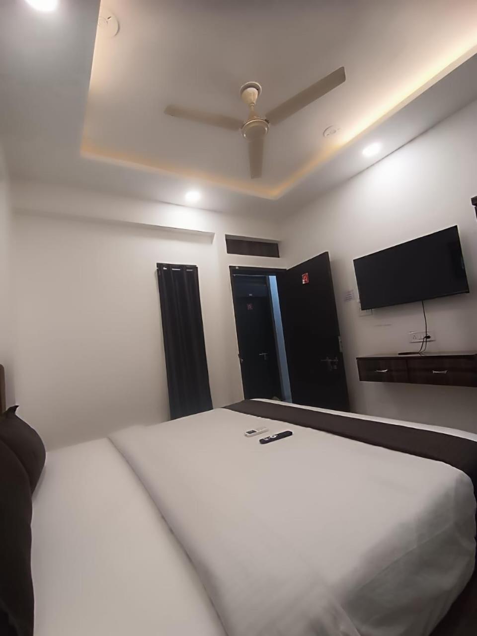 Hotel Kiwi Inn Vijaynagar Scheme 78 Indore Bagian luar foto
