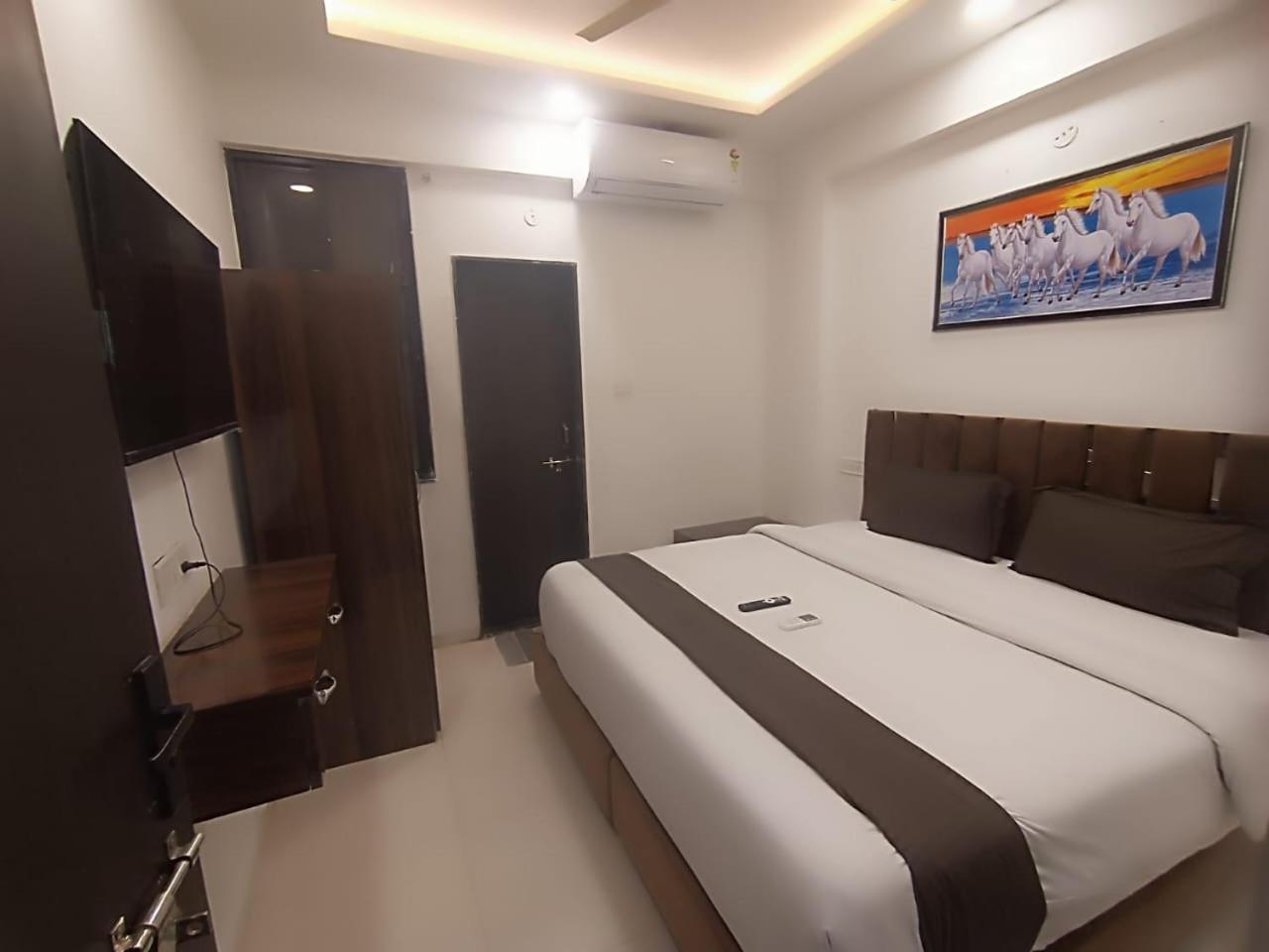 Hotel Kiwi Inn Vijaynagar Scheme 78 Indore Bagian luar foto
