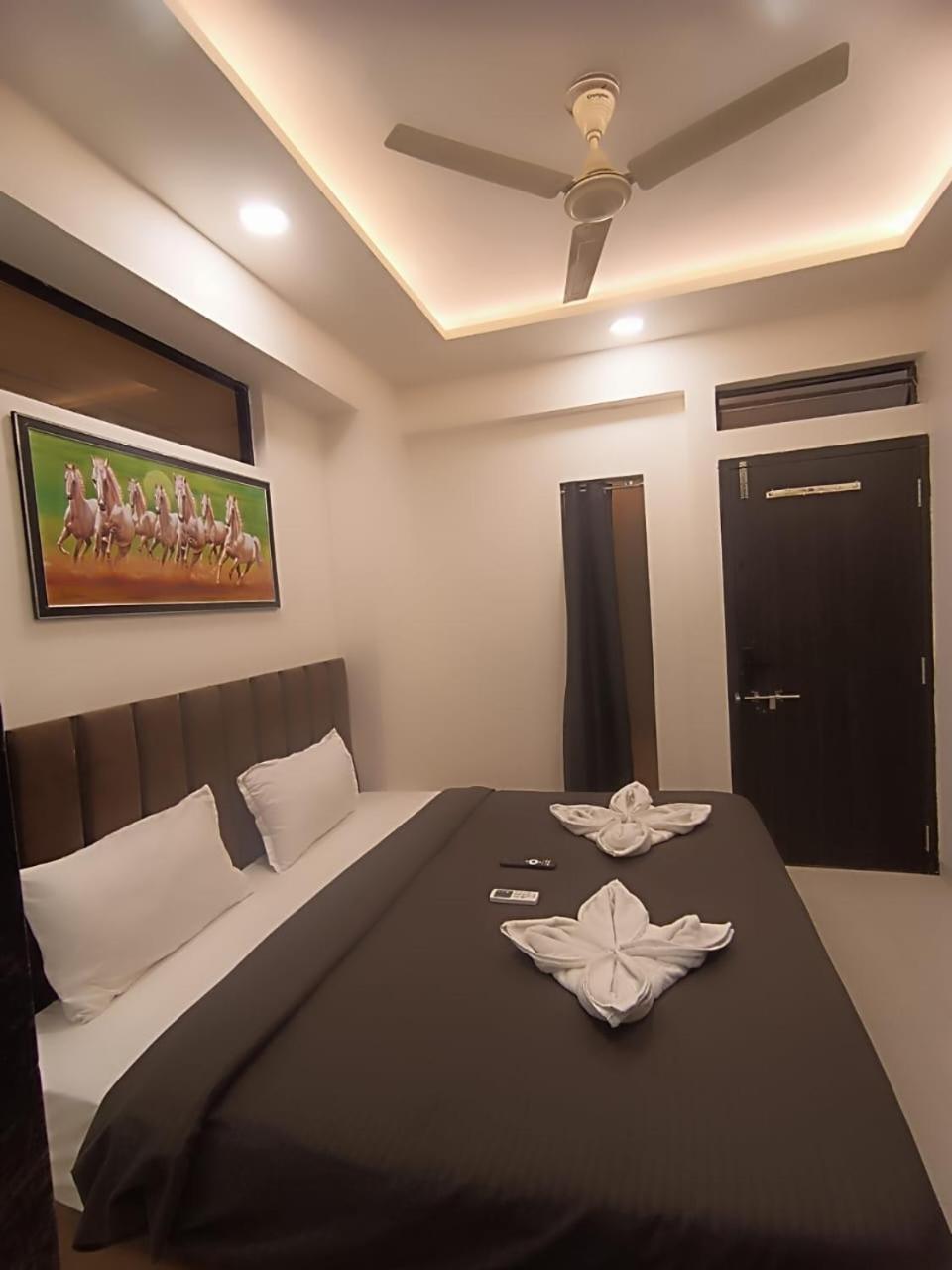 Hotel Kiwi Inn Vijaynagar Scheme 78 Indore Bagian luar foto